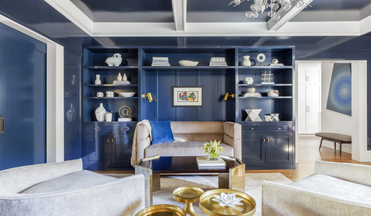 coddington-design-bay-area-ca-wall-decor-ideas-sf-style-living-room-with-navy-walls-and-built-ins