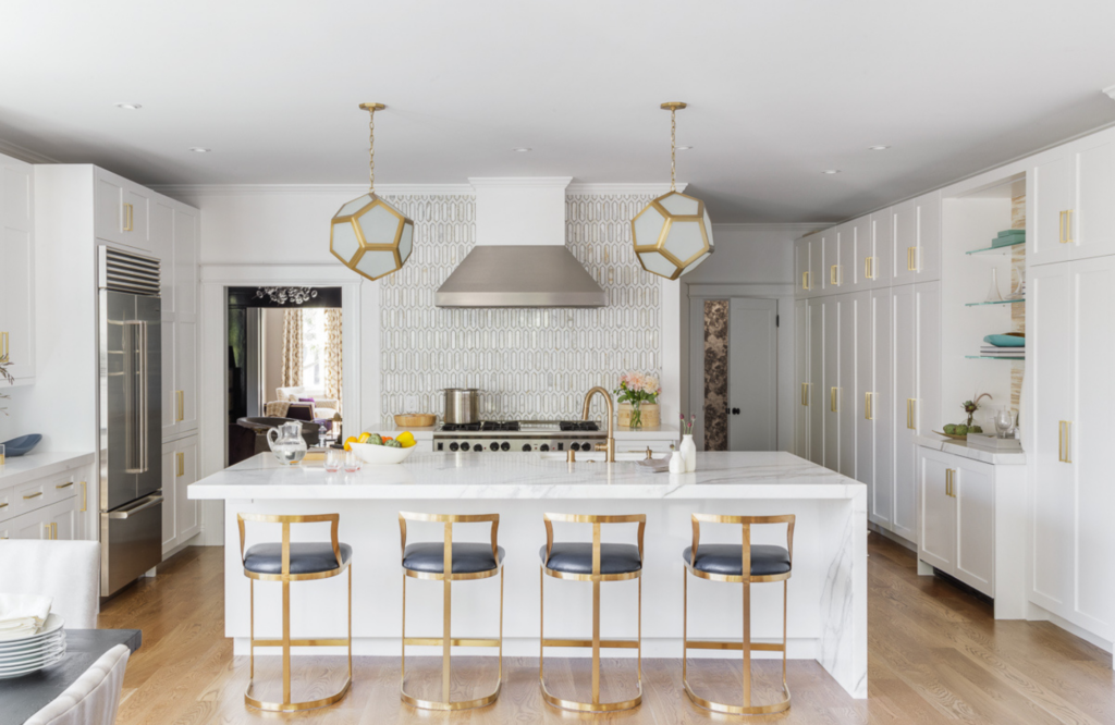 Coddington_design_bay-area-white-kitchen-cabinets-stainless-steel-backsplash-bright-island-gold-pendants-counter-stools