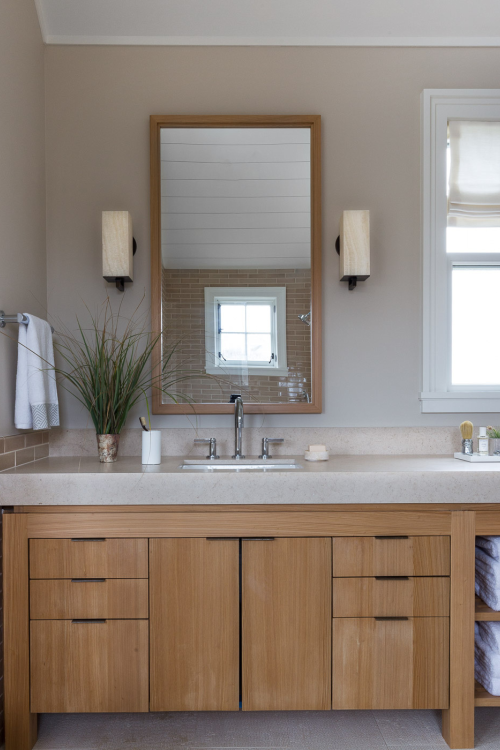 coddington-design-pacific-heights-ca-modern-bathroom-wood-vanitty-neutral-palette-clutter-free-home