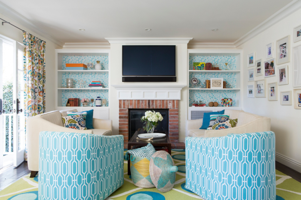 living-room-wall-decor-wallcoverings-behind-shelves-classic-colorful-joyful-interior-design
